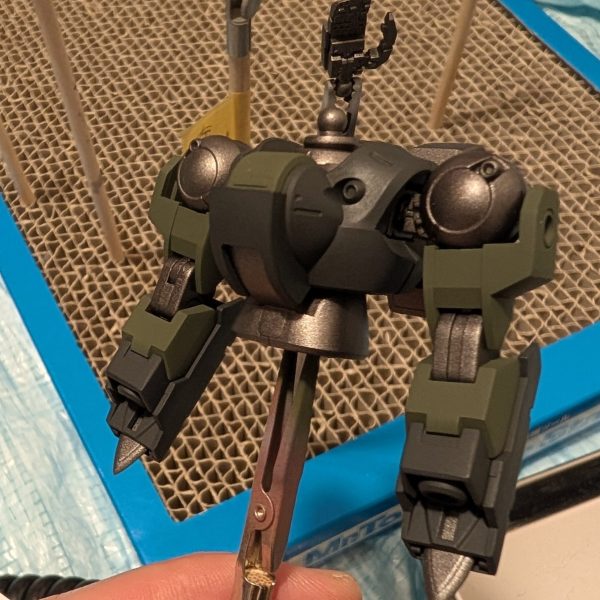タミヤアクリルをエアブラシ塗装タミヤアクリルでのエアブラシは初めてだけどクレオスより個人的には塗りやすいかもしれないでも色がなあ😂ヒロイックな色は調色しないとだからなあ（1枚目）