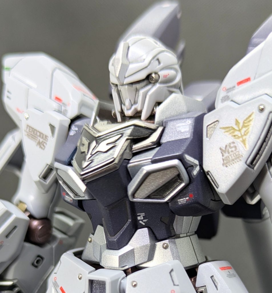 バストショット✨️カラーリングは今回、成形色を生かしてメインのグレー部はクリアシルバーを吹いただけです😅