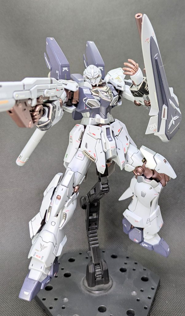 ライフル構えて✨️但し関節や内部フレームはちょっとこだわって指定されてるブラウン系にしようと、いつものオリジナルメタにクリアブラック+クリアレッド、あとカッパーを極少量混ぜたものを吹きました👍️