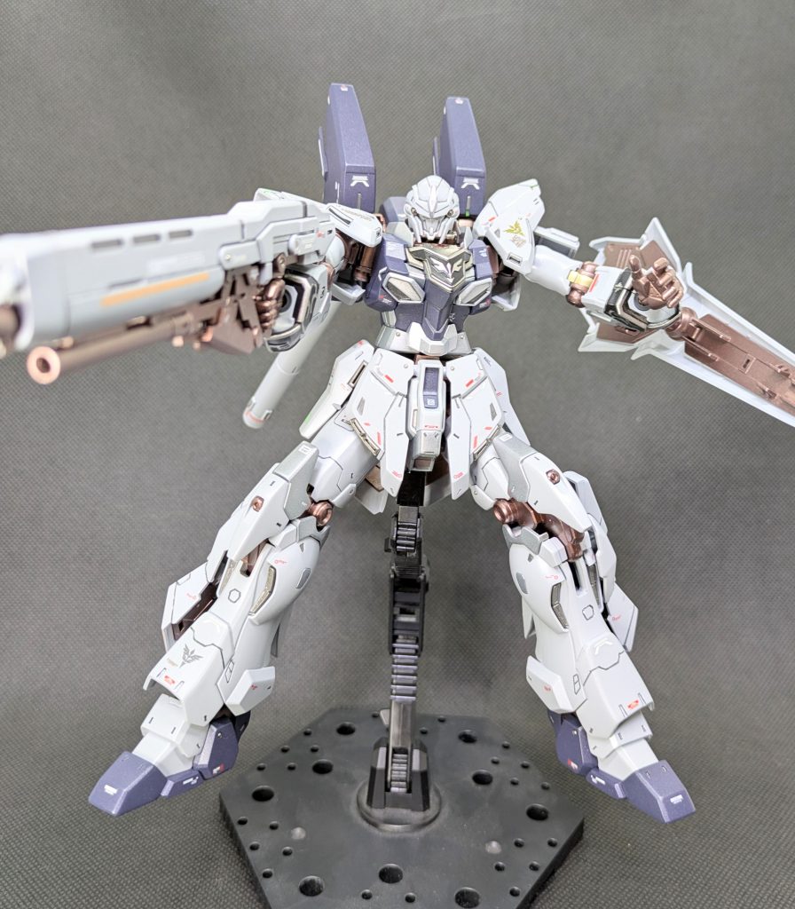 スジ彫りはゲームのバトオペの機体からいつも参考にしています👍️まぁ、でもここはちょっと太いな…このモールドは要らなかったな…とか毎回反省点は残ります😅