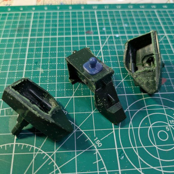 この人、ザクIII改つくってるのかな？と思った皆様、安心してください。作ってますよー。切って貼って、盛って、削っての作業の繰り返しなので大変な割には絵的には地味な作業です。でもいつも無改造な私にとっては久しぶりに懐かしい作業です。エポパテで成形すると重くなってしまうので、軽量化と削りやすいので、アルテコSSPを使っているのですが（誤って名前を覚えているかも？）、我が家で保存していたものはHG液が固まってしまって使用不可能になっていました。粉は大量に余ってるのに⋯。製品を補充しようとして色々探していたのですが、なかなか見つかりません。パッケージ変わってました。見つからないわけだ。私の中では博士みたいな箱絵のやつだったけど、黒い箱と発売元が変わった？のかクレオスからいつの間にか出ていたのてすね。紙箱からアルミ袋に変更されていました。まだ売っててよかった。早速混ぜ混ぜ。混ぜるときのシートは毎週私から搾取を続ける某競馬団体のマークシート。コレが使いやすい。成人の方はぜひ（ダメ？）。久しぶりの刺激臭。たまらん（ヤバい？）。「この刺激臭こそアルテコ（商品名間違って覚えてます）よ！」うーん、久しぶりにモデラーしてる気がするなー。今回、何言いってんだコイツ？という非常に読みにくい＆理解不能な文章かと思いますが、最後に一言「塗装時のマスクと同じくらい、ヤスリする時もマスクした方がいいよ」ってことです。私よりも凄腕のモデラーさんたちが何ヶ月もかかってるのに、私は完成することができるのかなー、と考えてしまう。とりあえずせっかくたくさんキットを持っているので一機は改造せずにそのまま作って比較用に作ってみようかな。やりたいイメージが湧きそう。  （1枚目）
