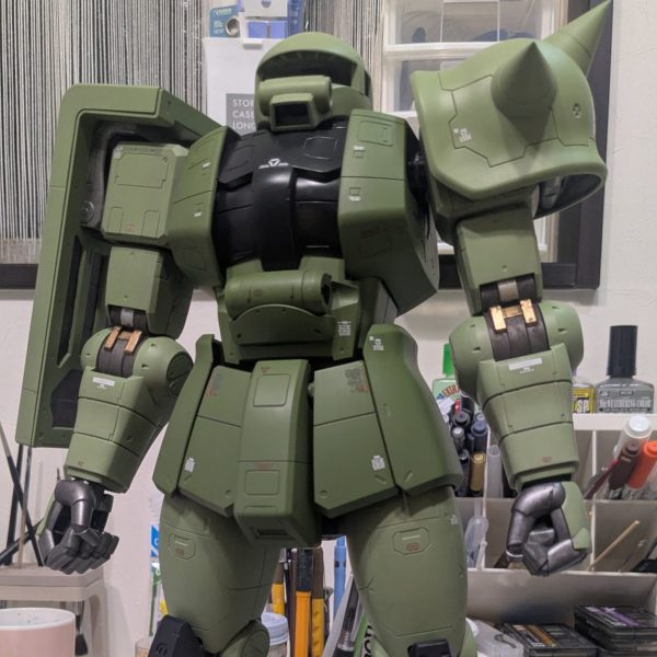 デカール貼りまで完了💡キット付属のものと、手持ちのハイキューパーツ製のをミックス。キットがデカいんで、小さいデカールは目立たない😅 汚すのも憚られるほどクリーンに仕上げ、もったいないと思うんだけど…でも汚す！メタメタに！（1枚目）