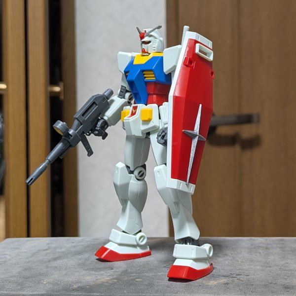 ガンダム大地に立つ!!(ただしアムロ機ではない!!)姿形は元のRX-78アムロ機だけどアムロ機との明確な差としてV字アンテナとシールドマークカラー。一見アムロ機に見えるこの機体がラプラス事変直前のイズマコロニー周辺に現れている設定。パイロットは…。???[