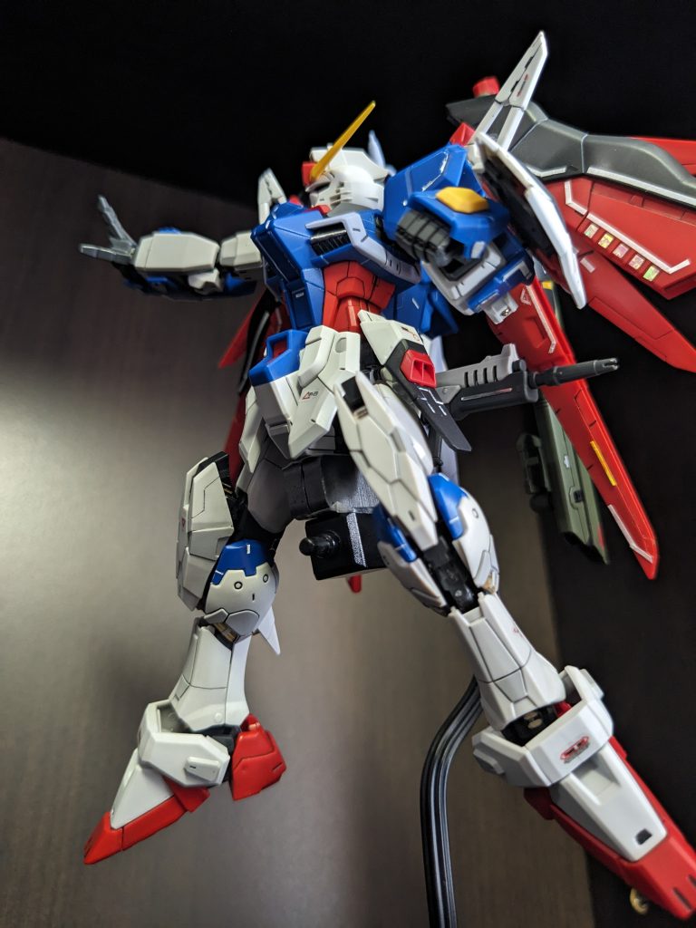 ディスティニーガンダムならばこのポーズはやはりやってみたくなります。(といいますか手のパーツがこれしかないので、このポーズオンリーです)かっこいいです。