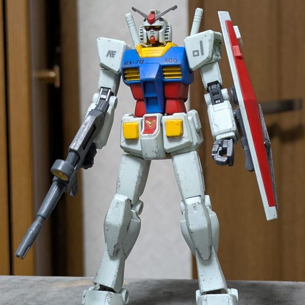 HGUC RX-78-2改めRX-78-X00汚し完了!!今回は初のチッピングに挑戦。今まで自信なくてやれてなかったけど、やってみると結構楽しい。模型とはこういう新発見があるから面白い。試験機なのに傷だらけな理由としては