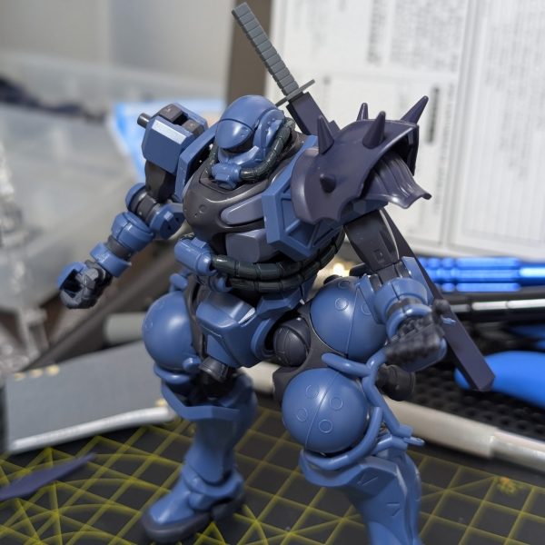 ネオジム磁石とマグネットシートで後ハメ出来るようにしつつイフリートナハトの肩アーマーと軍警ザクの肩パーツを繋げました✨️イメージ通りに出来て嬉しかったです✨️腕のクナイも脱着式にしています😊（1枚目）