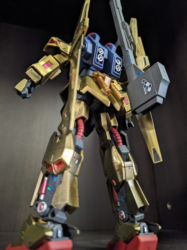 後ろからのスタイルもまあまあ気に入っています。 腕の一部など、黒下地からのゴールドと、パーツそのままからのゴールドとで塗り分けましたが、統一したほうがよかったかもしれません。 もうやり直す気も起きません。気が向いたら ひょっとしたら・・・やはり 塗りなおしてしまいました いい感じになった!!