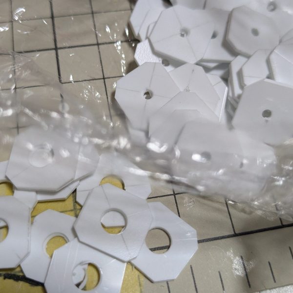 HGBF ガンダムEz-SRの3体が、完成して周りを見渡したら製作途中のゲルググが、目に飛び込んで来たのでゲルググの改造、改修を再開しました。       ウェルテクスに、しようと積みプラからリゲルグを探し出しプロペラントタンクが、小さいと感じたのでプラ板の積層から削って作ろうかと1ミリプラ板を大量に加工中。プラ板をそのままだと重いから気休め程度に、出来るだけ軽くしようと穴を開けています。これからギリギリまで様子を見ながら穴を開ける予定。    前にも言ったが、当時ウェルテクスを買っておけば良かったと思う。バックパックが、リゲルグとウェルテクスでは、違うから手間がかかりそうです。