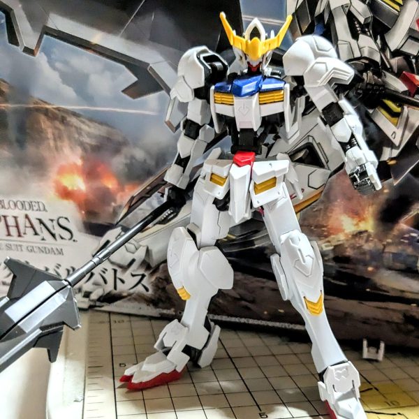 2025年5月20日（火）いつも行くお店のガンプラ再販日(毎週  火曜、金曜日がガンプラ再販日)で、購入したガンダムバルバトスを仮組みして、自分の持っているガンダムバルバトス第4形態のイメージに、近づけ様と改修中。取り敢えず頭と武器を改修中です。耳の辺りを約2ミリ幅増して角を延長、メイスをプラ板やランナーで延長しています。（1枚目）