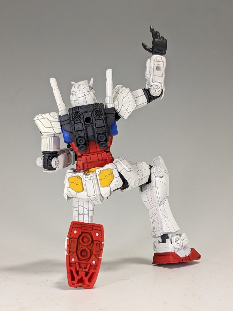 後ろから例のポーズ。買って組み立ててから気づいたんですけどなんか装甲がついててこの状態では飾られてないんですね…!