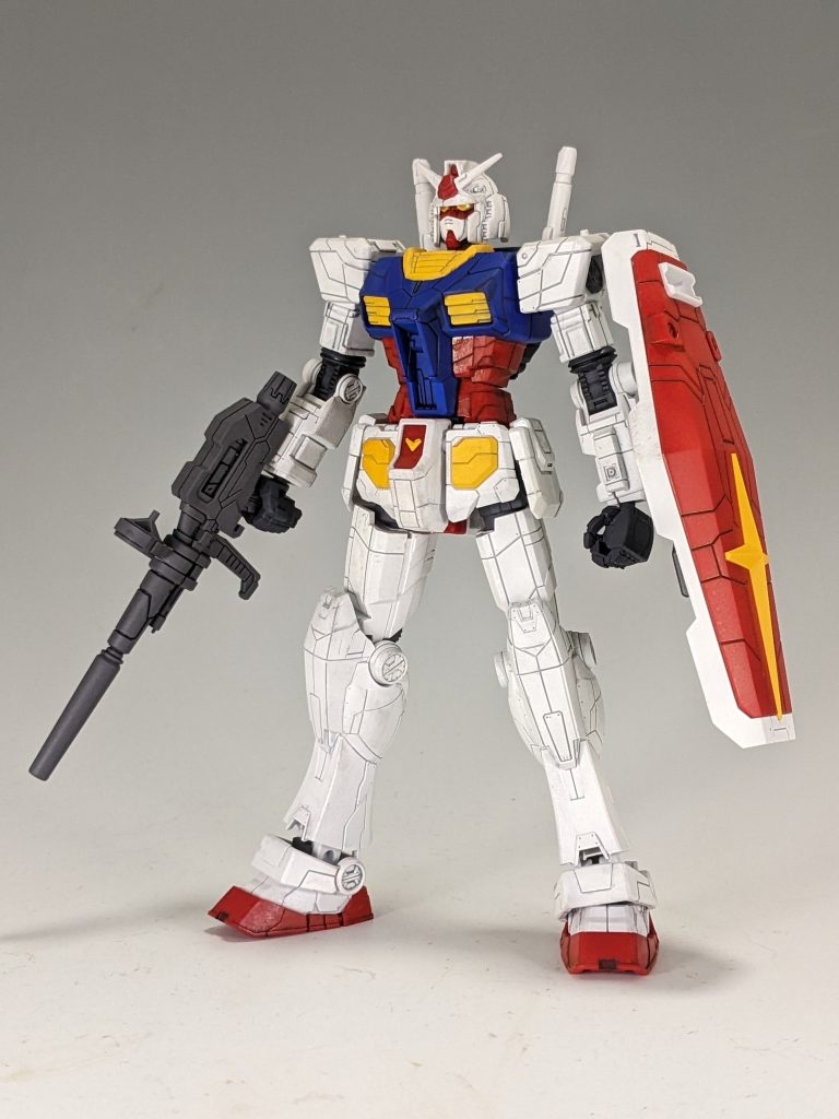 正面。穴が空いてなかったビームライフル先端をジャンクパーツと置換した以外は、基本無改造です。とにかく馴染みの色に塗ってスミ入れしたかったんですね。全てガンダムマーカーで、ガンダムレッド、ガンダムブルー、ガンダムイエロー、30MMホワイト、30MMダークグレーで塗装しています。
