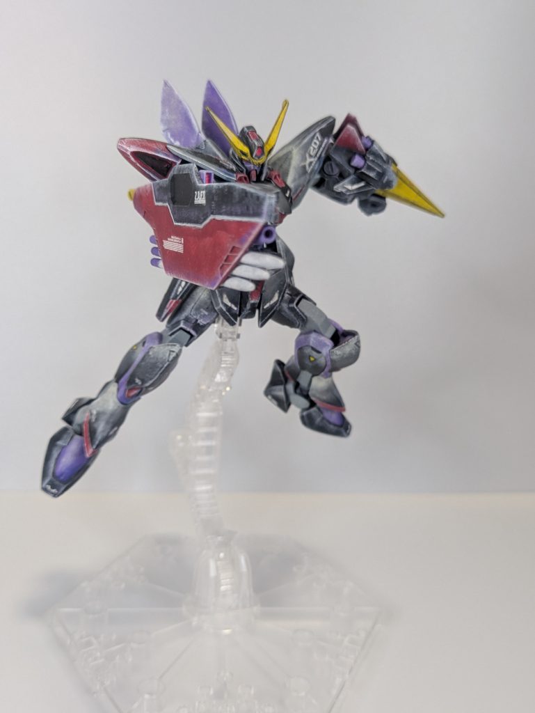 攻盾システム「トリケロス」恐竜のような名前です。盾なのに武装満載、攻撃用武装が3つも付いています!ビームライフルにランサーダート。更に、