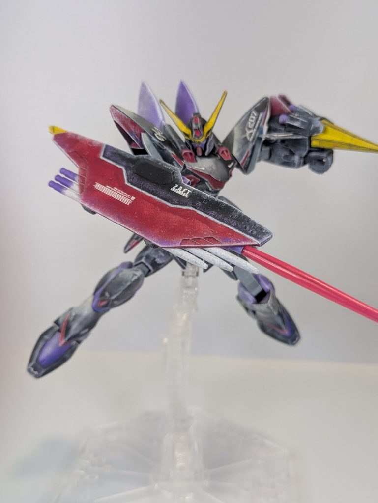 カッコ良いんですけど、もともとデカい盾の先端にビームサーベルがくっついているもんだから、取り回しがイマイチ…これではストライクに勝てない…武装が右腕に集中しているブリッツは右腕が破壊されると戦闘力が相当落ちてしまうとモノの本に書いてありました。本当にその通りで、右腕をやられた後、ニコル・アマルフィの身に悲劇が…ニコル…いい奴だったのに…あのシーンは何回見ても泣けますね