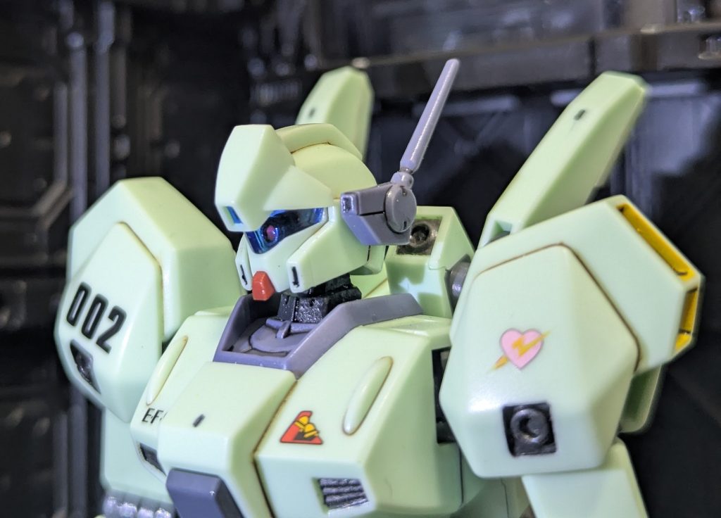 もう一つ。カメラアイにはクリアパーツを埋め込んでアクセントとしてます。ジェガン系機体の特徴の一つですよね。