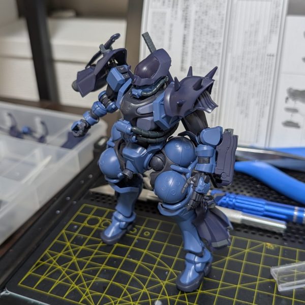 ネオジム磁石をふんだんに使い、イフリートナハトと軍警ザクのミキシングのシルエット完成です✨️右肩のアーマーはバーニアを接続して、コールドブレード使用時に展開して切断速度を上げる設定です✨️パーツ接続に磁石とピンバイスは個人的に本当に最高だと思いました☺️（1枚目）