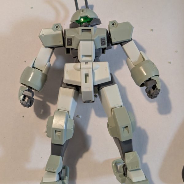 あるコンペに向けてミャクミャクカラーリングの万博警備デミトレーナーを制作中。脚を短く、腕を伸ばしてアンバランスにする予定。仮組みですが合わせ目も一切出ることなく造形も面白い。シンプルなんで改造元としてはいいかも（1枚目）