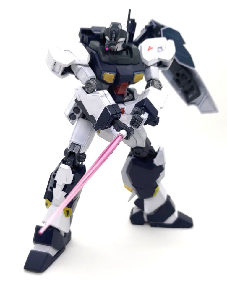 サザビー戦のビームサーベル構えたまま下がるνガンダムが大好きなのでビームサーベルはこのポーズ