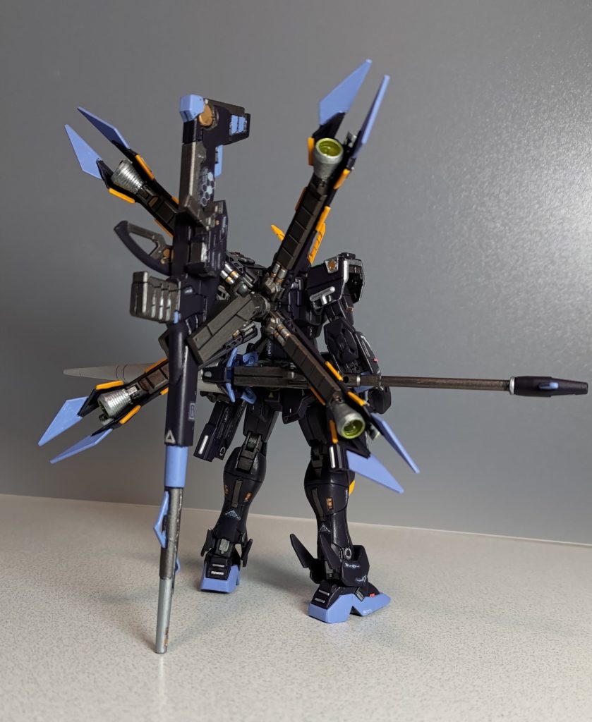 バックショットです。接地性は大変良好w 背面のスラスター中央を開口してジョイントを設け、フォールディングアームでバスターランチャーをマウントしてます(コアファイターのままだったらこんな長物を持たせんなって言いたくなるところですw)。さらにHGBD インジャスティスウェポンズからライテイショットランサーを持ってきて、ネオジム磁石で腰にマウントできるようにしました。バーニア奥にはICソケットピンを接着してます。<備忘録という名のカラーレシピ>黒:ロシアンエアクラフトブルー(2)、焼鉄色、アクリルガッシュ黒青:すみれ色(水性ホビーカラー)黄:黄橙色、GXメタルイエロー  金:ゴールド赤:蛍光レッド  緑:蛍光グリーン  桃:蛍光ピンク銀:ガンクローム、クロームシルバー(タミヤアクリル)、ランサー先端のみシルバーサフをエアブラシ塗装各武装をX2カラーにして全体の一体感を出すことを目指しました。ロシアンエアクラフトブルーは某家電量販店のプラモコーナーで安売りされていたものです。紫がかった黒色で絶対X2に合うと思って使ってみました。焼鉄色との兼ね合いは微妙な感じがしてたんですが、最終的にはうまくまとまったかと思います。以下、アクションポーズです。