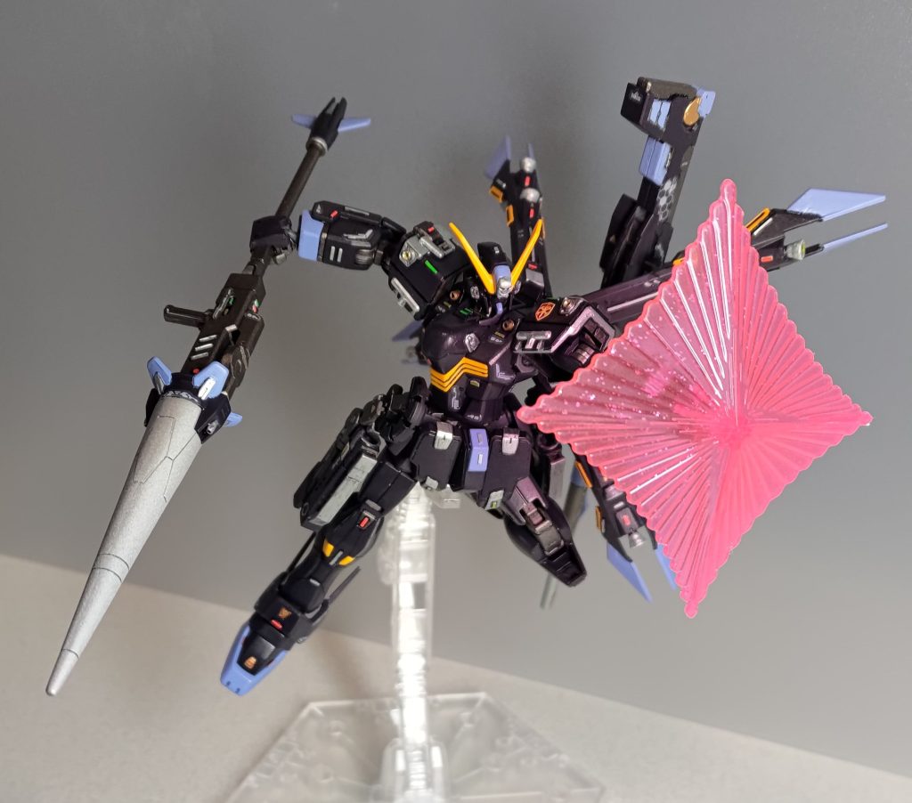 ライテイショットランサー! 中古屋で偶然インジャスティスウェポンズを見かけて、ぜひザビーネに使わせたいと思い購入しました。贅沢を言えばHGのX2から本来のショットランサーを持たせたかったところですが、無い物ねだりをしても仕方ありません。ビームシールドは裏面に100均のラメ入り糊を塗ってます。