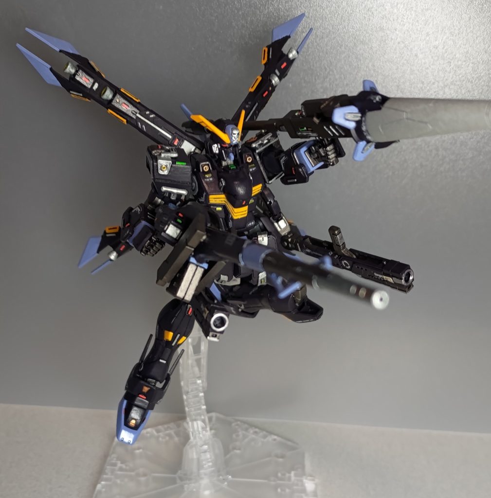 バスターランチャーとショットランサー、さらに両腰の折り畳み式ライフルを展開してフルバースト!! コトブキヤM.S.G.メカサプライ05ジョイントセットAを介しており折り畳み式ライフルの向きはかなり融通が利きます。グリップもありますが、設定的にもプラモ的にも「邪魔にはならないから残してる」ものです。