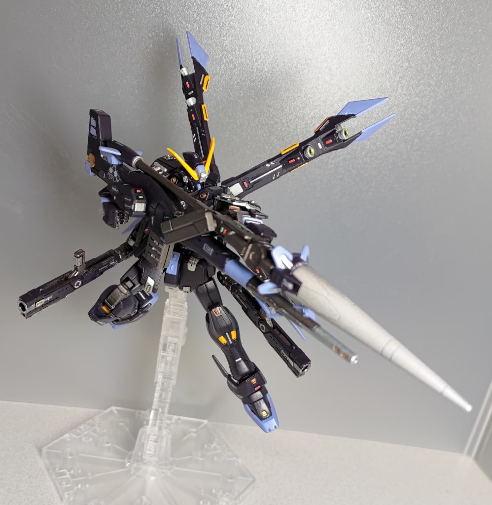 バスターランチャーの銃身にアームを追加して機体背面へマウントできるようにしてますが、このアームにショットランサーをマウントして2種の長物武器が合体できるというギミックを設けてみました。名付けてバスターエクステンション!「キンケドゥ! 死ねよやーっ!!」(←第2次αでスパロボに初参戦した富野監督作品つながりのネタ)さて、ここから長物は一旦パージさせてもらいまして・・・