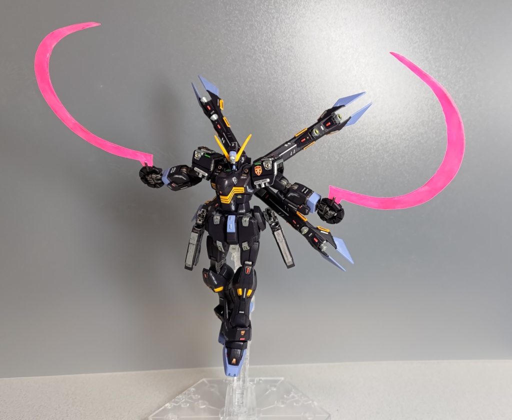 お次は変わり種、ショーテル風のエフェクト。ガンダムでショーテルと言えばサンドロックですが、悪役っぽい切り裂き感が出るかなと思い、本機では先端までスラリとした三日月形にしてみました。