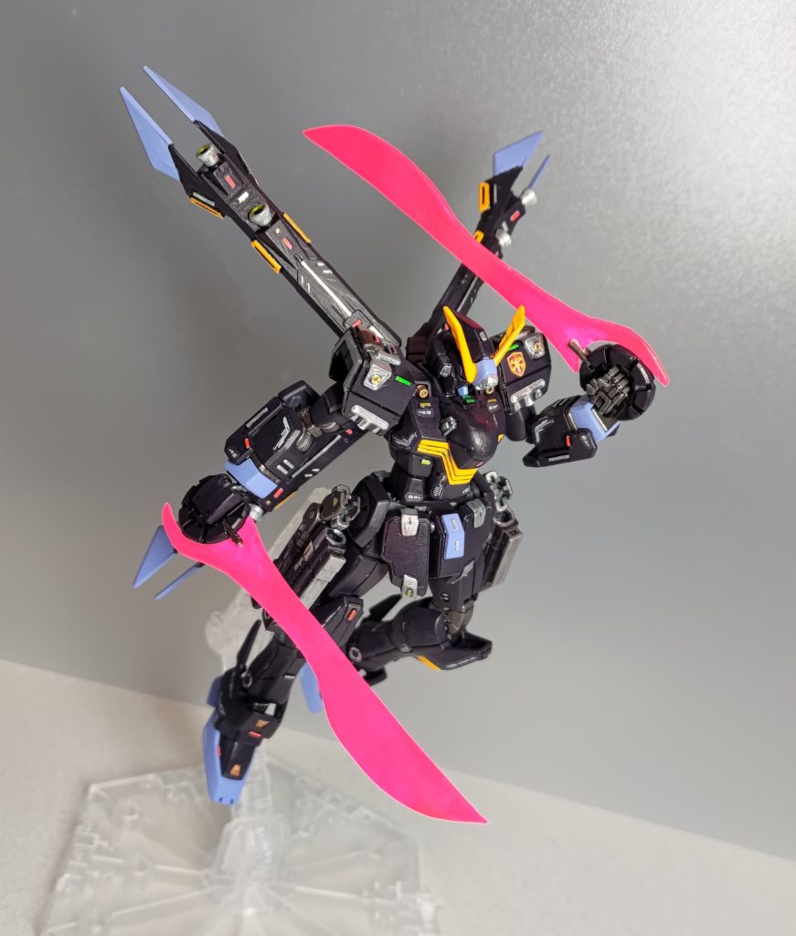 クロスボーン魔王から移植しましたガンソードのパーツはビームサーベルとして扱われます。サーベルエフェクトは100均の透明プラ板を使って自作しました! 根本に白サフを塗ったうえで蛍光ピンクで塗装してます。まずは海賊らしくカットラス風のエフェクト。