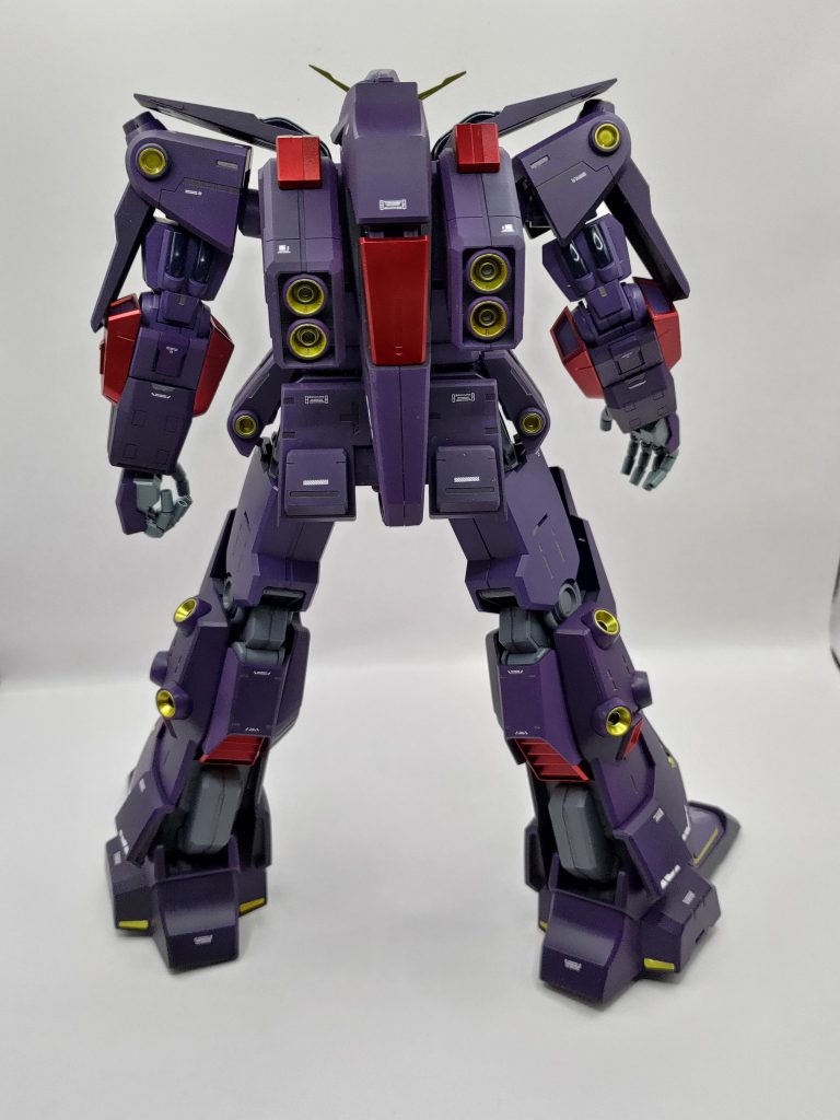 暗めな色にしたかったので、本体装甲はガイアのエヴァダークパープルとエヴァナイトパープルで塗ってます。フレームはガイアのメカサフ。赤と黄色はクレオスのジェラルミンでキャンディ塗装にしています。