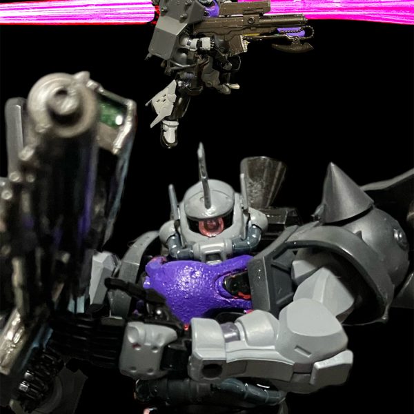 ルナツー周辺宙域。かつての連邦の1拠点。今はティターンズ駐留拠点の一つであり、キシリア派からすればもってこいの狩場である。沈黙したな。どうせ勝てないんだから悪あがきすんなよ💢そういうなよ。そら、ここの戦闘ももう終わりだな。すでに終わりムードで哨戒しようとした刹那・・・閃光が自機後方数十メートルにいたザクⅢを貫く。爆散。な、なんだ！？なんでしょう？（3枚目）