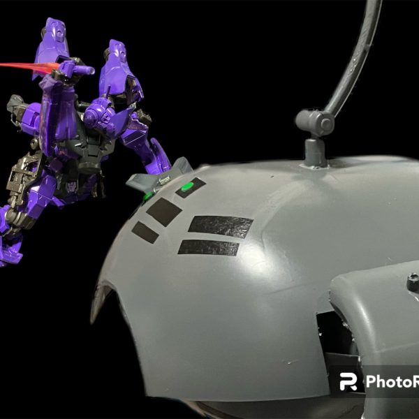 アステロイドを進むMSの群れ。その中に、ソドンを出たエグザベのリグルグの姿があった・・・・・・中佐の捕縛命令？・・・一体、何の嫌疑なんですか？軍需物資の強奪よ。しかも、今やつが向かってる月のグラナダで何かやるみたいだ。・・・何かって？何かは何かだ。そら、本人がおいでなすった！！会敵の一瞬、MAが十字砲火の火を吹く。エグザベ、援護する！！奴の懐に飛び込めっ！？・・・やるしかないのかっ！！MAの懐にビームサーベルがっ！？・・・・突然、すごい衝撃に襲われた。気がつくと、乗機は岩にめり込んでいた。一体、何が？（6枚目）