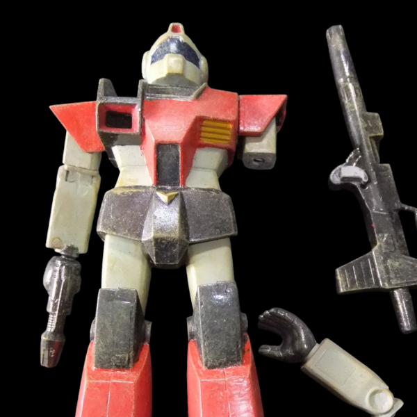 ジャブローに散るVerのGM＆シャア専用ズゴックを製作中ですが？追加で旧キット　GM＆GMキャノンを発掘しました。GMはサーベル欠品をランナーとウェーブのプラパイプで自作でリカバリー、GMキャノンは破損部分だけのリペアの予定が塗装を剥がして面だし等々暴走気味になりつつあります😁（1枚目）