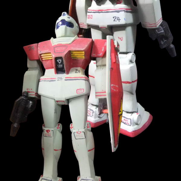 ジャブローに散るVerのGM＆シャア専用ズゴックを製作中ですが？追加で旧キット　GM＆GMキャノンを発掘しました。GMはサーベル欠品をランナーとウェーブのプラパイプで自作でリカバリー、GMキャノンは破損部分だけのリペアの予定が塗装を剥がして面だし等々暴走気味になりつつあります😁（2枚目）
