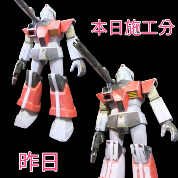 どうも！こんばんは〜っ！G太郎デス♫今回は幅増しした脛アーマーのパーティングライン処理を180番のヤスリで粗削り　その傷消しとヒケや押し出しピン痕消し　面だし加工を行なって行きます。幅増し素材に使ったタミヤの３mm角棒はキットのプラより硬いので３mm角棒がキットのプラと　ツライチ　になる迄180番のペーパーで削って　パーティングラインを　オルファ（ 大）カッターでカンナ掛けを行いマス。※　よく切れるカッターでカンナ掛けを行うとだいたい600番で磨いた位になります。必要に応じて　800番神ヤスリで磨けば問題ありません。ただし　著しくカッターの切れ味が落ちている場合や刃毀れがある場合は表面が荒れる場合があるので注意して下さい。背面のモールドはタミヤ2mm丸棒で再現しています。（1枚目）