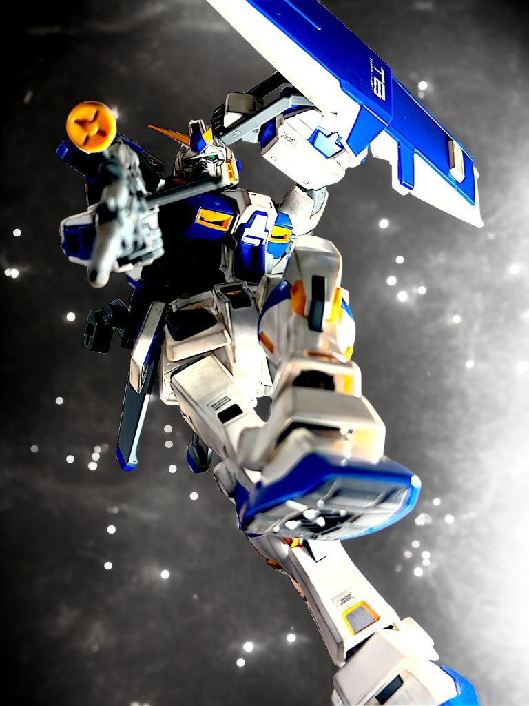 スミ入れ及びウェザリングしています。 両肩の追加装甲と背面のプロペラントタンクを外した状態。 ビス止め箇所がある古いキットですが、黄や青のパーツの色分けも良い感じです。