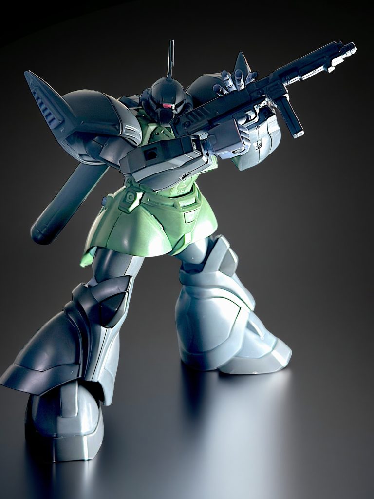 スミ入れ及びウェザリングしています。 ノーマルゲルググとはバーニアや背中のプロペラタンクなど、細かい箇所が違うだけですが、その違いも楽しみポイントの一つ。 成形色が単調なので、汚しで引き締めてみました。