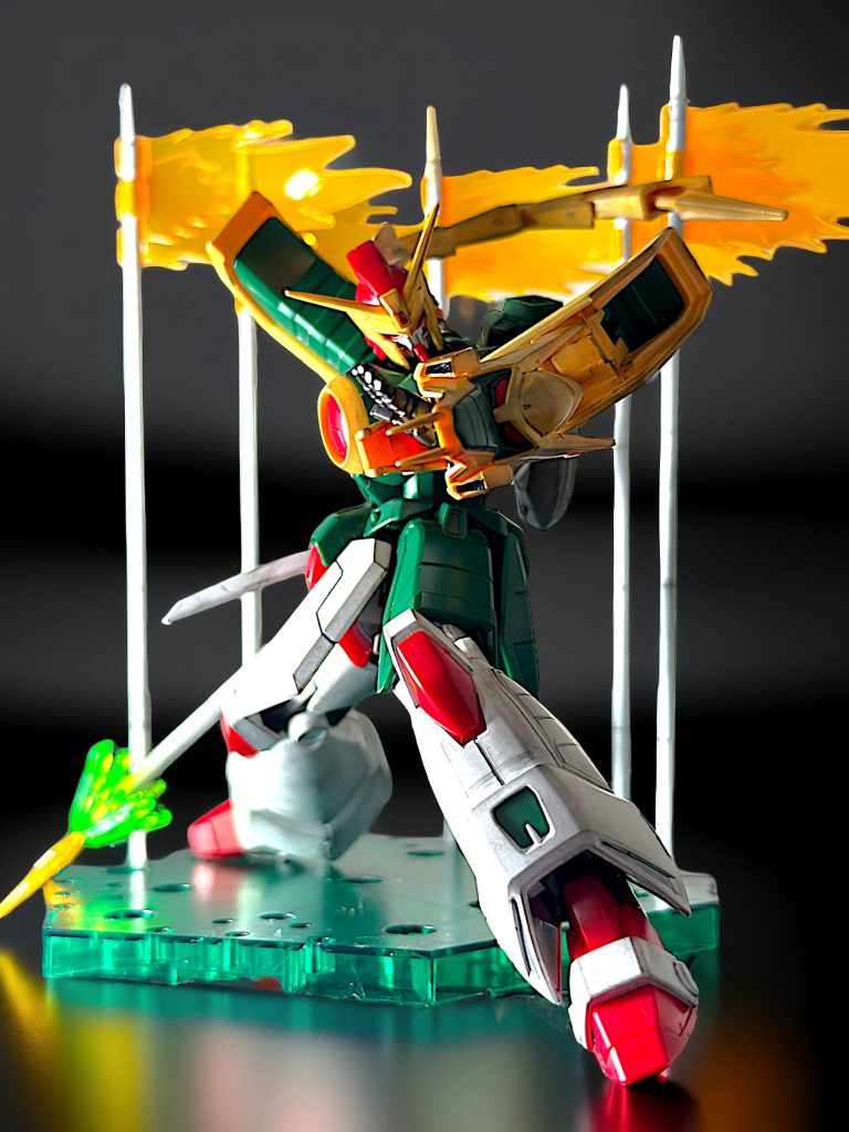 スミ入れ及びウェザリングしています。 ドラゴンガンダムは武装が豊富なイメージですが、フェイロンフラッグが6本付属するのがいいですね。 旗のエフェクトも本数分あるので、作中の宝華教典・十絶陣を再現してみました。