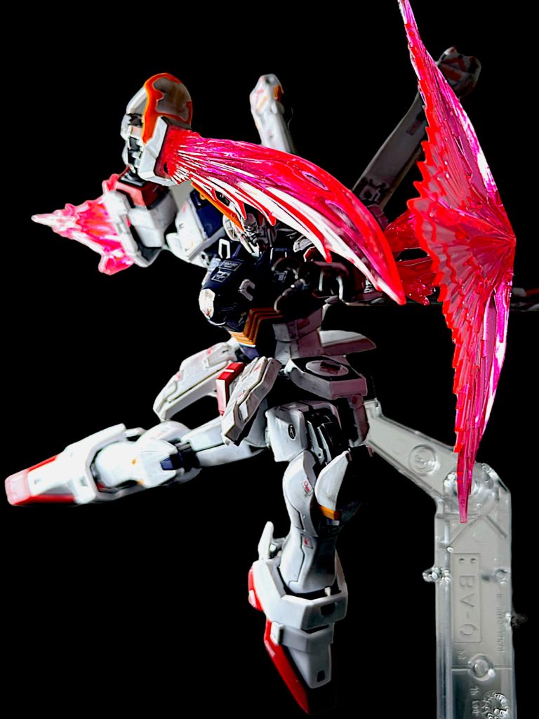 ビームザンバーとビームシールド装着。 付属のクリアパーツは、赤の蛍光色でデザインも細かく、派手なものになっています。そのため、エフェクト1つ1つに存在感があり、思わず沢山付けたくなります^_^