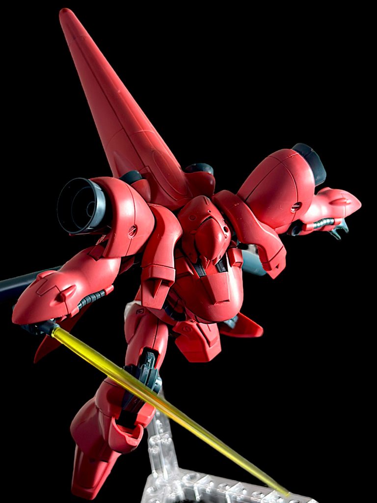 背中にシュツルムブースターを装着。 ブースターはかなりの長さなので、画角に収まるよう撮影するのに苦労しました(^_^;) ブースターで高速移動しながら、ビームサーベルで攻撃するシーンをイメージしています。