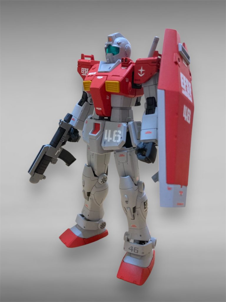 スレッガー機から肩をオリジンガンダムに変更、左肩にもオリジンガンダムからバルカンを移植しました。シールドの十時っぽいデザインは削って平にしています。