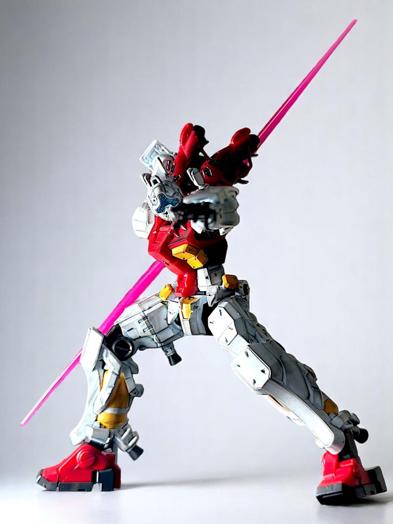 オリジナルギミックとして、サーベルの刃が上下で取り付け可能。 薙刀を連想させるので、ゲルググの薙刀装備でよく取るポーズで。