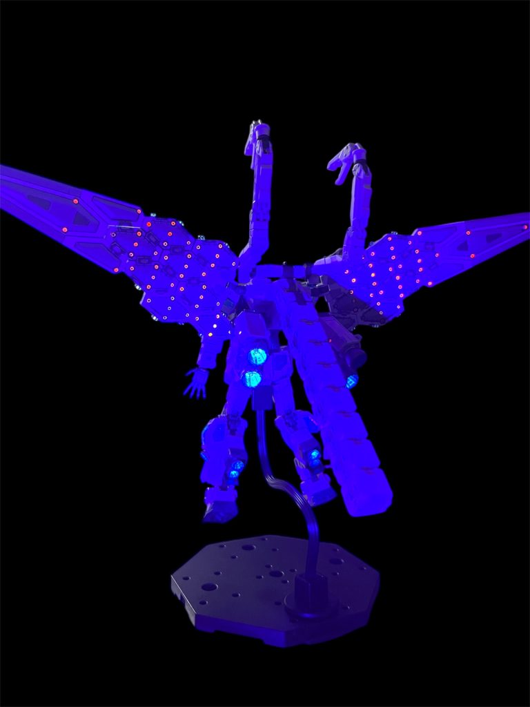 2種類の蛍光塗料を使いました