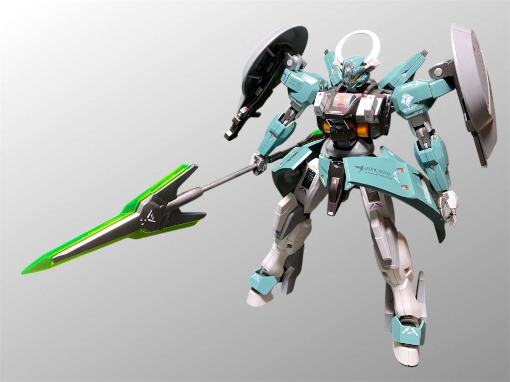 バリエーションとして片側に小型シールドとビームライフ、ビームトーチを装備した一般機仕様の他に、両肩に大型シールドを備え、ダリルバルデにも装備されたビームアンカーとビームクナイに分離する大型格闘装備ビームジャベリンを携行する前衛機仕様などが存在する。