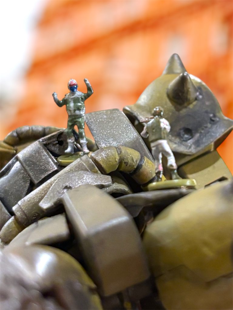 「あれが噂のガンダムか？ビーム兵器ね、すごいもんだな。」「うるさい、黙ってさっさとこっちに来い！」歩兵隊にも損害が出ているため、連行する兵士も気が立っている。