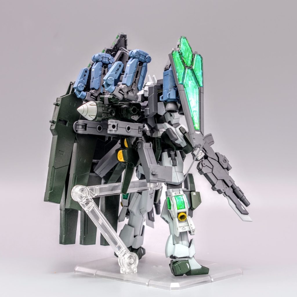 動力はサバーニャ本体に搭載された太陽炉とバックパックの疑似炉のハイブリッドですサバーニャを大幅に上回る火力と機動力を実現するためにツインドライヴ機に準ずる出力を有している設定なのでバックパックも大型のものを取り付けました