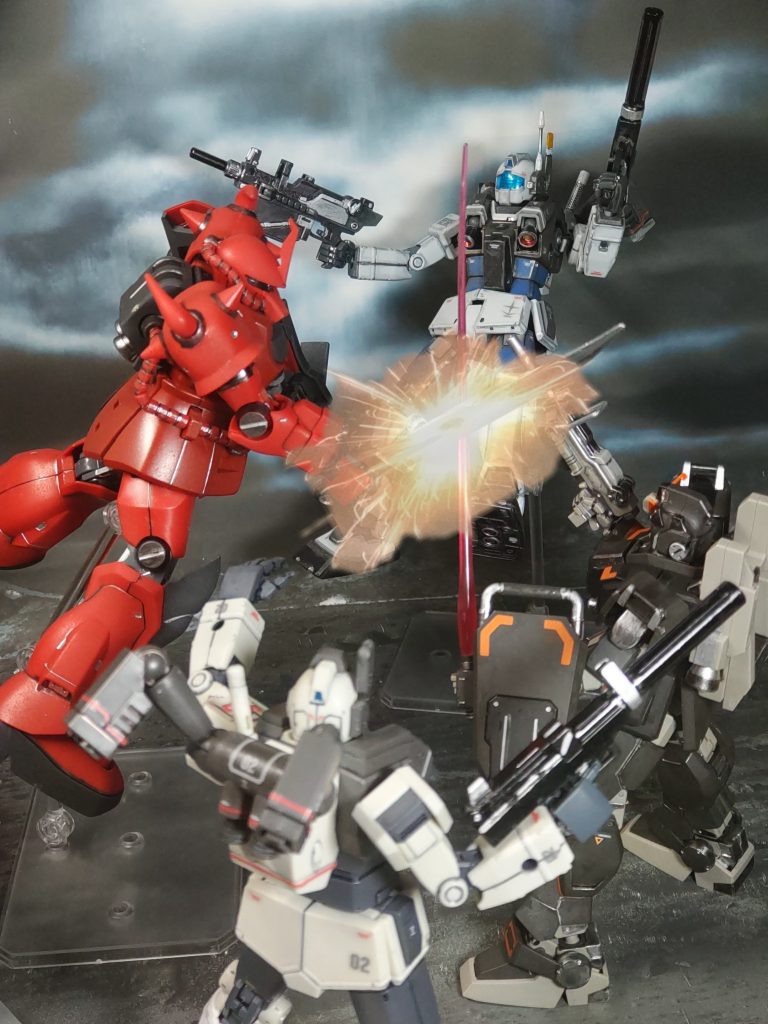 EXAMシステム……スタンバイ無機質な音声が鳴り響く…あのレッドアラームも鳴り響くが…「やはり反応は無し……か」ドゴォォン‼️‼️‼️突如、工場が爆発し赤い影が詰め寄る❗️「来たっ❗️」咄嗟の攻撃をビームサーベルで受け止める。赤いグフ・カスタム……あれが”レッドスペクター“だ❗️