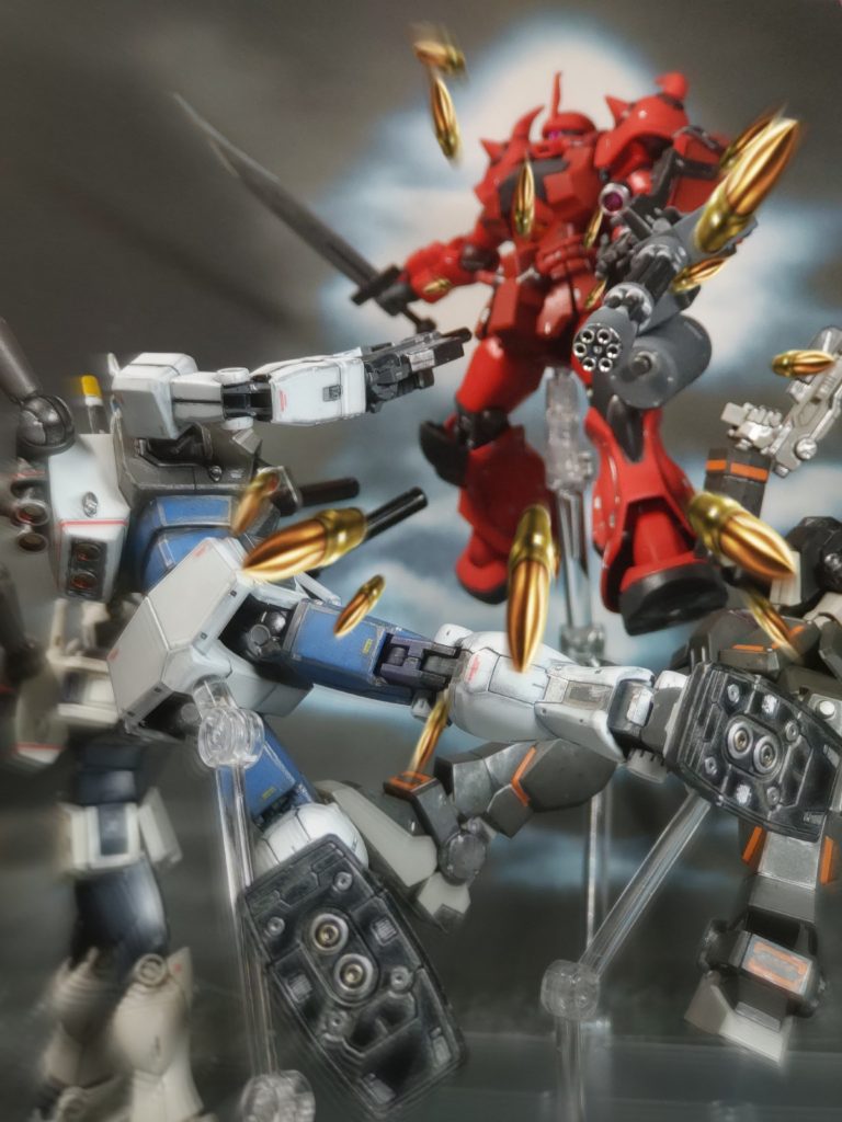 バロロロロロ……‼️レッドスペクターがガトリングガンを乱射する。「この動き…間違いねえ。奴さんEXAMシステムが作動してやがる❗️ユウ、そっちはどうだ❗️」「ダメだ、機体に変化は無い。どうやら見せかけだけのようだ」「チクショー❗️向こうは当たりで、こっちは外れかよ‼️」「……だが、反応は早いが動きは速くない❗️」「運動性なら、こっちのジム・ナイトシーカーが上って事ですね❗️」「俺が攻撃を引きつけて、奴の動きを止める❗️フィリップは奴を抑えてくれ❗️サマナは詰めの一撃だ❗️」「「了解っ❗️」」