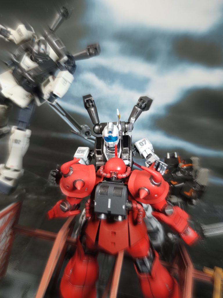 「後は任せろ、ユウ‼️」フィリップのジム・ナイトシーカーⅡが突っ込む。レッドスペクターを抑えつけると、そのまま工場へと押し込んだ❗️「今だやれ、サマナ❗️」