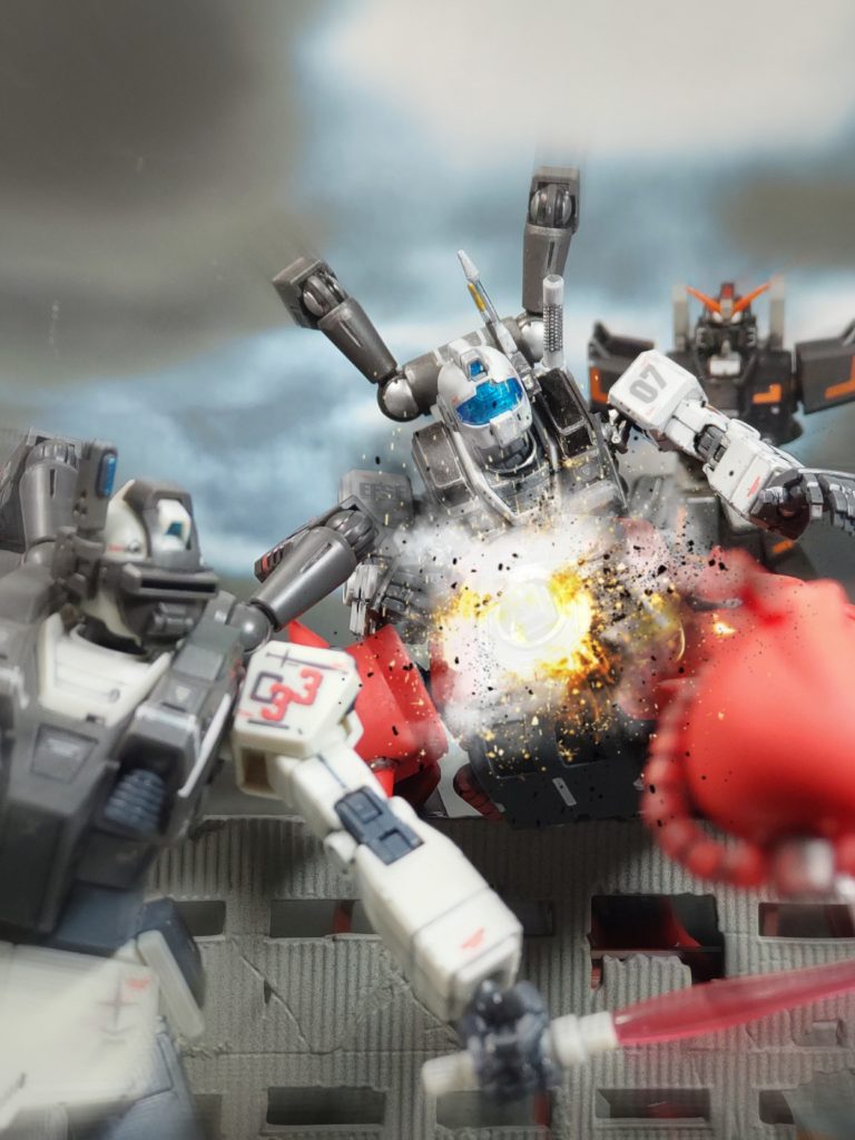 「ハイッ‼️」サマナのジム・ナイトシーカーがレッドスペクターの頭部を斬り飛ばす❗️そして…、レッドスペクターは静かに停止した。