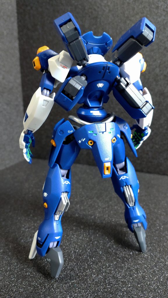 動力パイプと脚部のフィンはメタリック塗装。トップコートはいつもは半光沢仕上げにするのですが、塗料の艶が強かったので、つや消しトップコートを使って微光沢仕上げにしました。