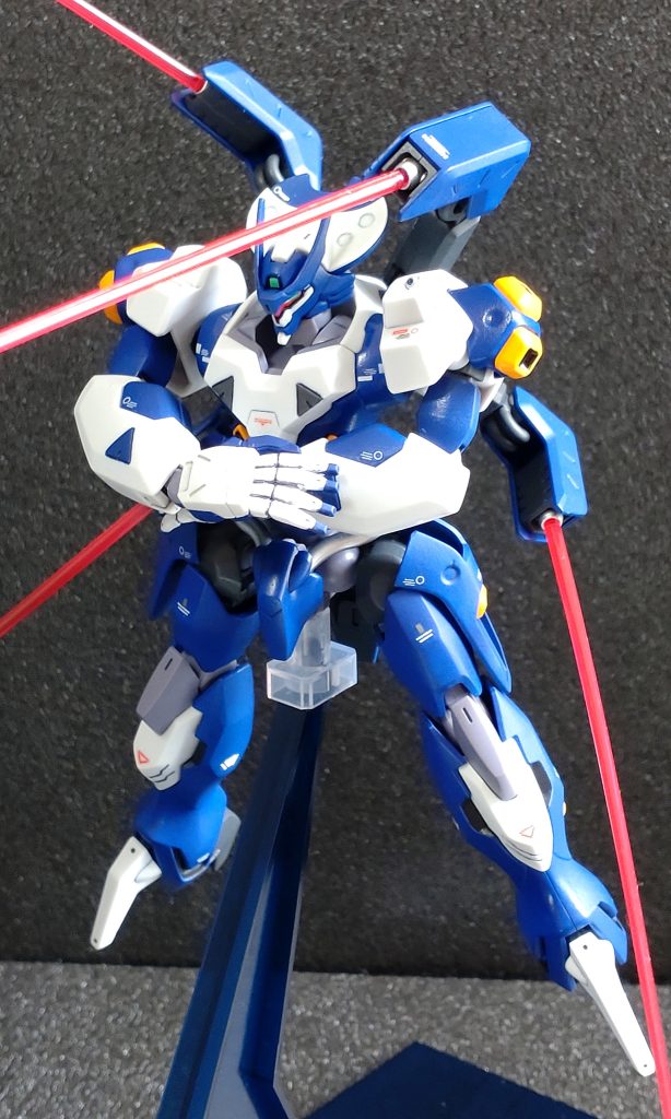 腕組み＆ビームサーベル滅多切りポーズ